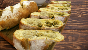 Baguete caseiro de frango desfiado e azeitonas - Blog Alhocomalecrim