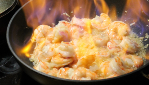 Camarão flambado com aspargos - Blog Alhocomalecrim