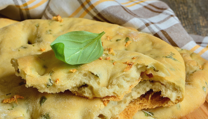 Focaccia de abobrinha com manjericão - Blog Alhocomalecrim.com
