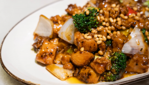 Frango com pinhão ao vinho - Blog Alhocomalecrim