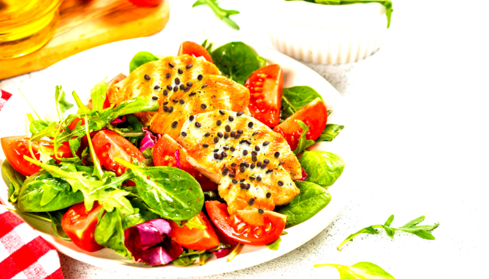 Frango com quinoa e salada de espinafre - Blog alhocomalecrim