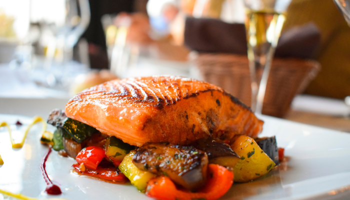 Salmão assado com legumes - Blog Alhocomalecrim.com