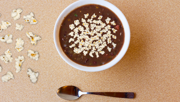 Sopa de feijão com pipoca - Blog Alhocomalecrim
