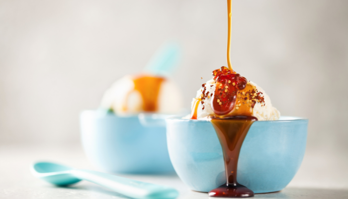 Sorvete com calda de chocolate e castanhas - Blog Alhocomalecrim