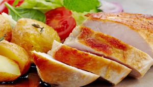 Frango assado cremoso com batatas - Blog alhocomalecrim