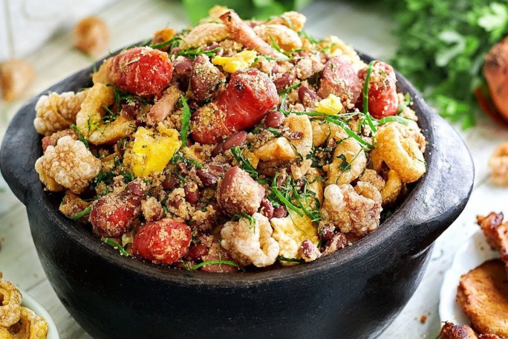 Tropeiro de Frango com Bacon e Cebolinha - blog alhocomalecrim