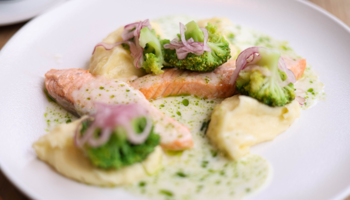 Salmão ao Molho de Cebola Caramelizada - Blog Alhocomalecrim.com