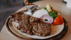 Bife com Cebola e Tomate - Blog Alhocomalecrim.com