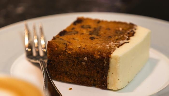 Bolo de cenoura com nozes - Blog Alhocomalecrim.com