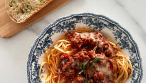 Macarrão à bolonhesa cremoso - Blog Alhocomalecrim.com