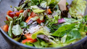 Salada de rúcula fresca - Blog Alhocomalecrim.com