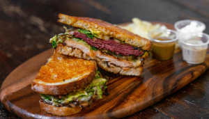 Sanduiche de rosbife e rúcula - Blog Alhocomalecrim.com