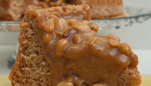 Bolo de Nozes com Caramelo - Blog Alhocomalecrim