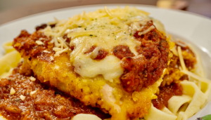 Frango Gratinado com Queijo Parmesão - Blog Alhocomalecrim