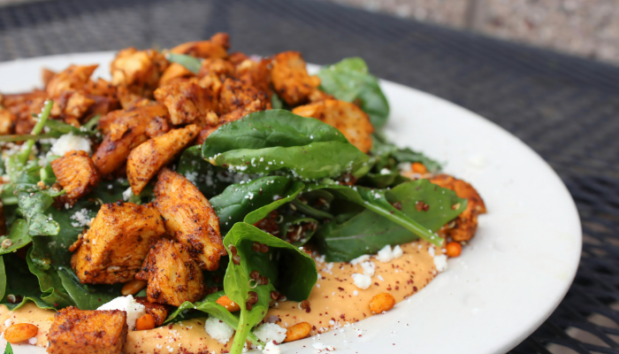 Frango com Espinafre e Feta - Blog Alhocomalecrim