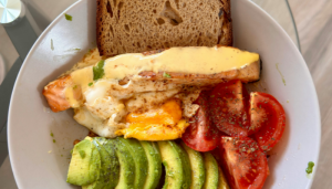 Frango com abacate e tomate - Blog Alhocomalecrim