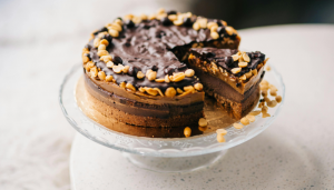 Torta de chocolate com amendoim - Blog Alhocomalecrim