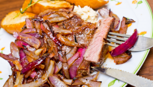 Bife com Cebola Roxa - Blog Alhocomalecrim