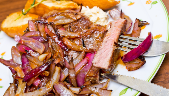 Bife com Cebola Roxa - Blog Alhocomalecrim