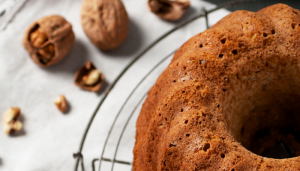Bolo de Canela com Nozes - Blog Alhocomalecrim
