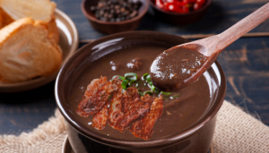 Feijão Preto com Bacon Crocante - Blog Alhocomalecrim