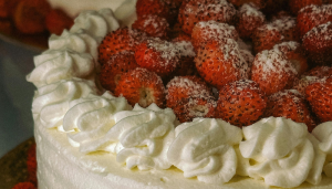 Torta de Morango com Chocolate Branco - Blog Alhocomalecrim