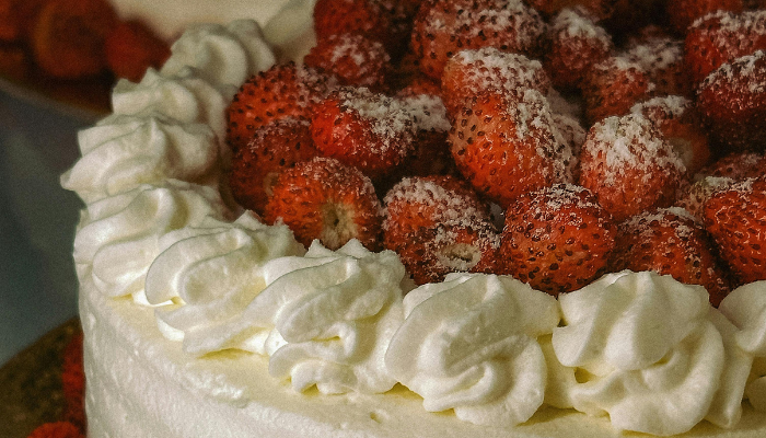Torta de Morango com Chocolate Branco - Blog Alhocomalecrim