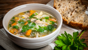 Sopa de Frango com Arroz - Blog Alhocomalecrim