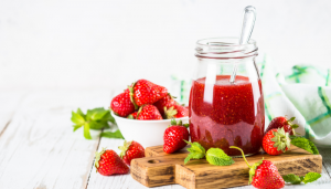 Taça com Geleia de Morangos - Blog Alhocomalecrim