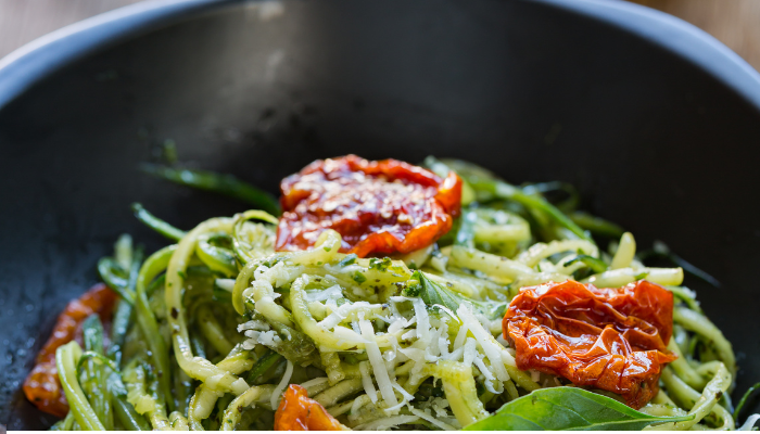 Macarrão ao Pesto de Manjericão com Tomate Seco - Blog Alhocomalecrim.com