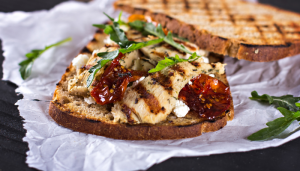 Frango Grelhado com Tomate Seco - Blog Alhocomalecrim.com