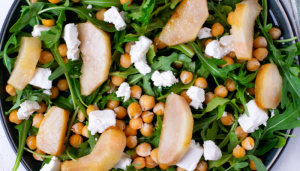 Salada de Rúcula com Pera Caramelada - Blog Alhocomalecrim.com