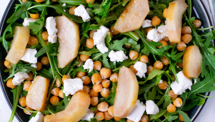 Salada de Rúcula com Pera Caramelada - Blog Alhocomalecrim.com