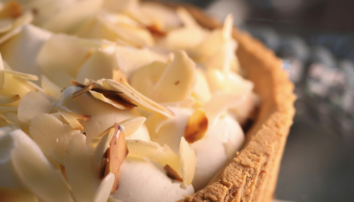 Torta de Pêssego com Creme de Amêndoas - Blog Alhocomalecrim.com