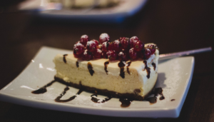 Bolo de Chocolate Branco com Framboesas - Blog Alhocomalecrim.com
