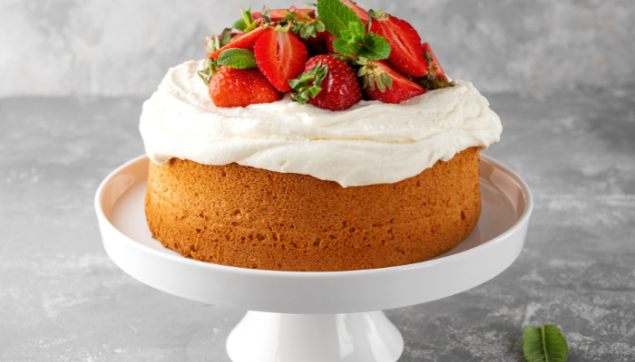 Bolo de Morango com Chantilly de Baunilha - Blog Alhocomalecrim.com