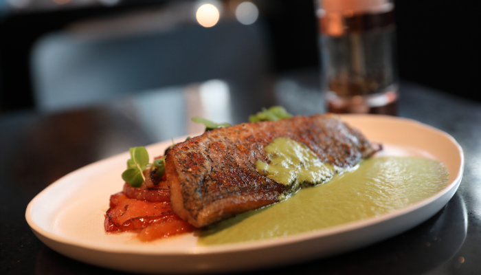 Corvina ao Pesto de Coentro e Castanha - Blog Alhocomalecrim.com
