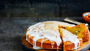 Bolo de Laranja Glaceado com Amêndoas - Blog Alhocomalecrim.com