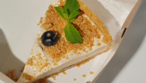 Cheesecake de Maracujá com Crosta de Biscoito - Blog Alhocomalecrim.com