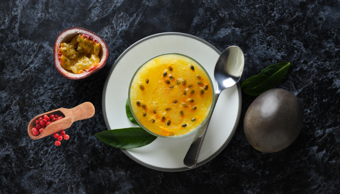 Mousse de Maracujá com Pimenta Rosa - Blog Alhocomalecrim.com