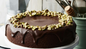 Bolo de Chocolate com Pistache - Blog Alhocomalecrim.com