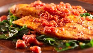 Tilápia com Espinafre e Alho - Blog Alhocomalecrim.com