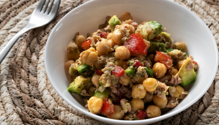 Salada de Grão de Bico com Atum Defumado - Blog Alhocomalecrim.com