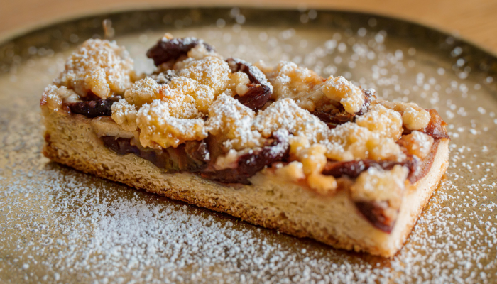 Bolo de Ameixa com Crumble de Aveia - Blog Alhocomalecrim.com