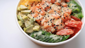 Sushi de Salmão Defumado com Manga - Blog Alhocomalecrim.com